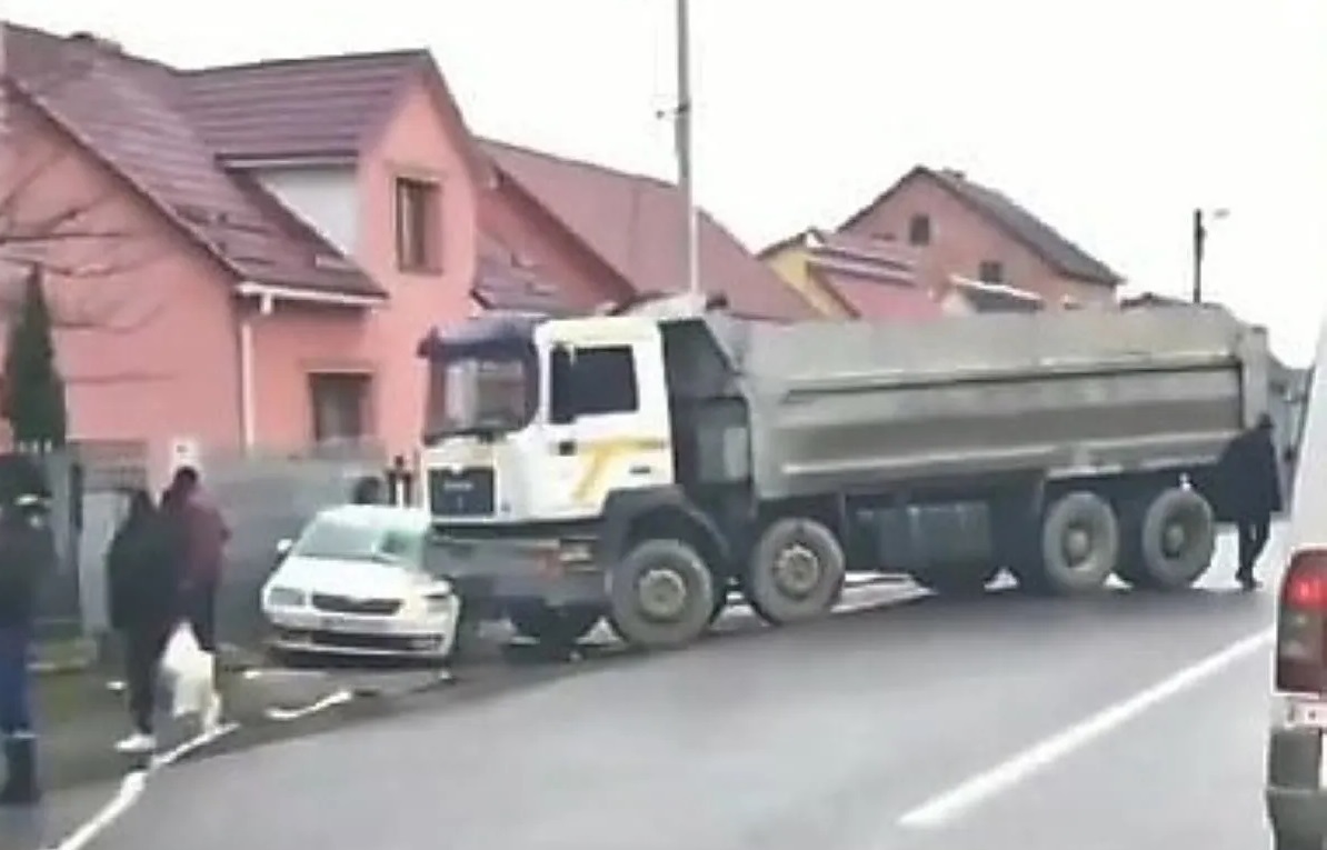 На Хустщині вантажівка в’їхала в припаркований легковик (ФОТО)