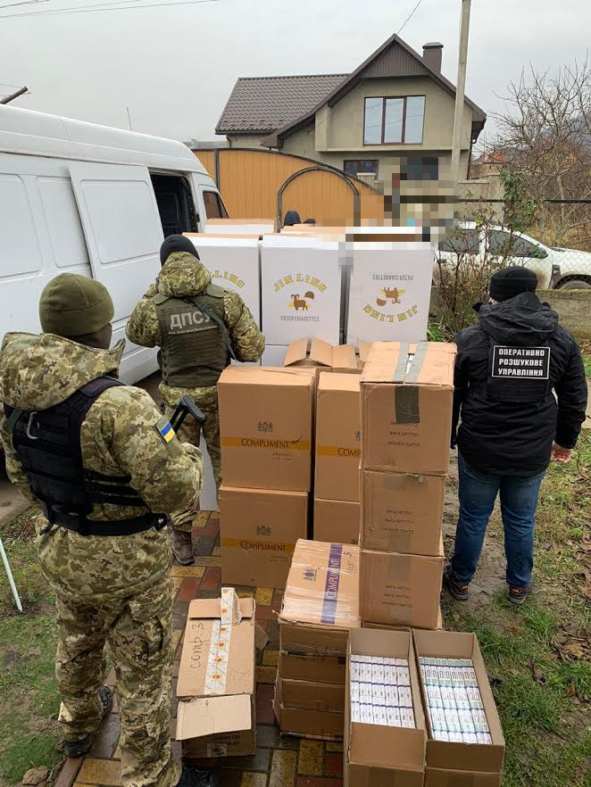 Під час обшуків у фігуранта кримінального провадження знайшли близько 100 ящиків сигарет, підготовлених для контрабанди (ФОТО)