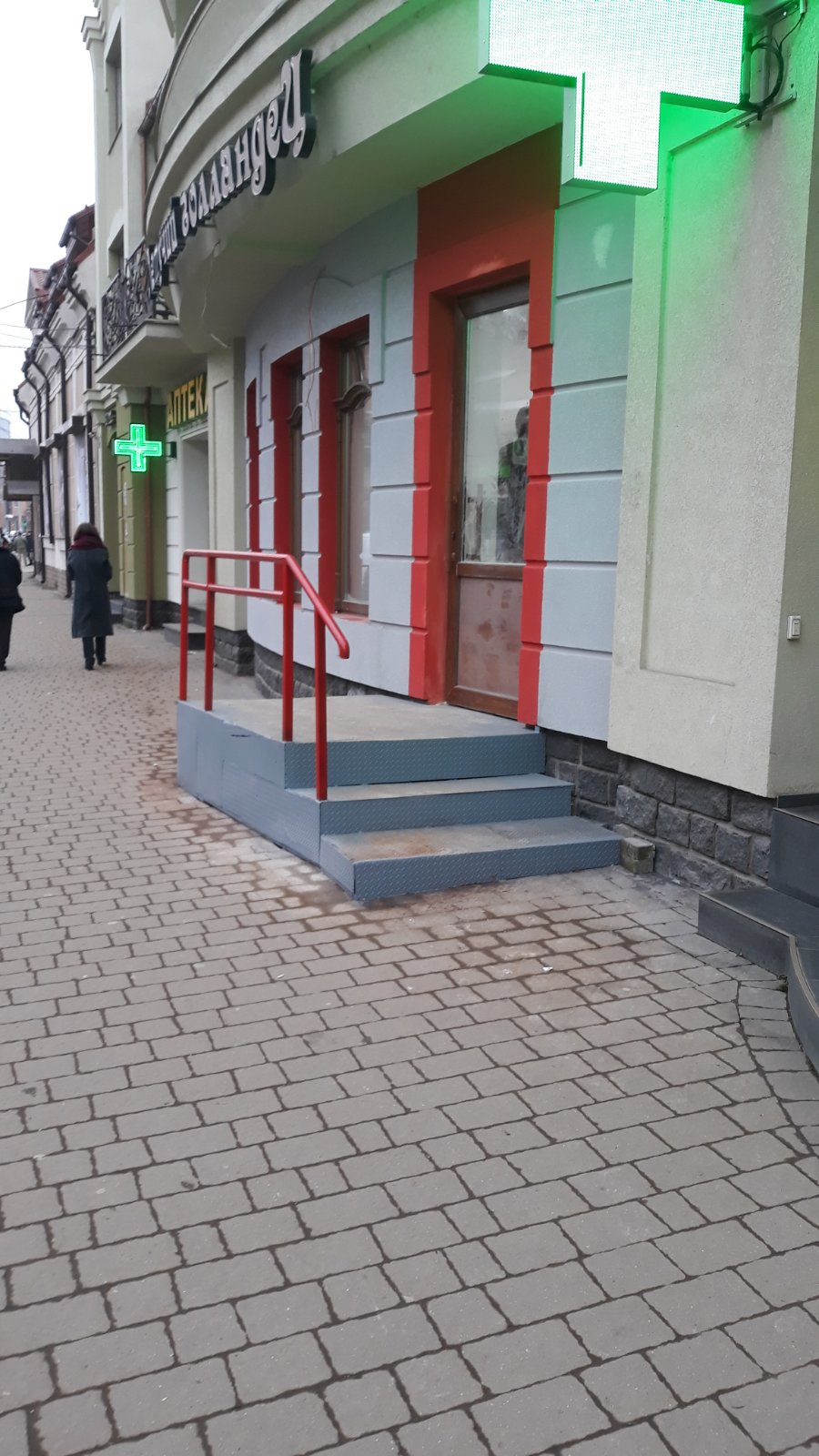 В Ужгороді складено адмінпротоколи за незаконно встановлені сходи біля аптеки (ФОТО)