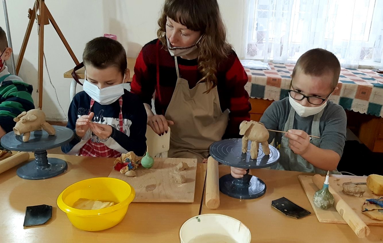 В Ужгороді для дітей з особливими освітніми потребами проводять майстер-класи з гончарства (ФОТО)