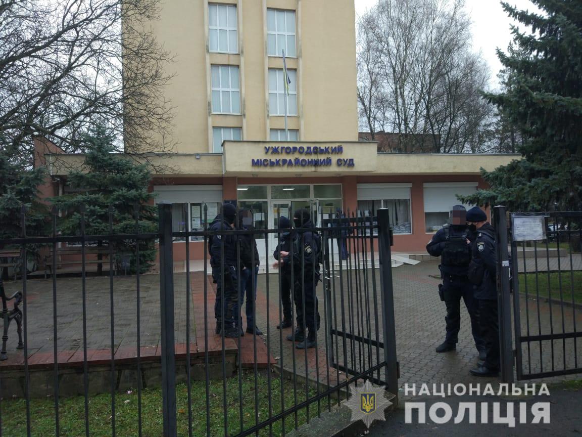 В Ужгороді встановлюють особу аноніма, який повідомив про замінування суду, інформація не підтвердилася (ФОТО)