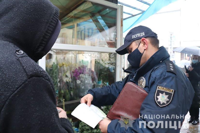 Поліція проводить рейди ялинковими ринками Ужгорода (ФОТО)