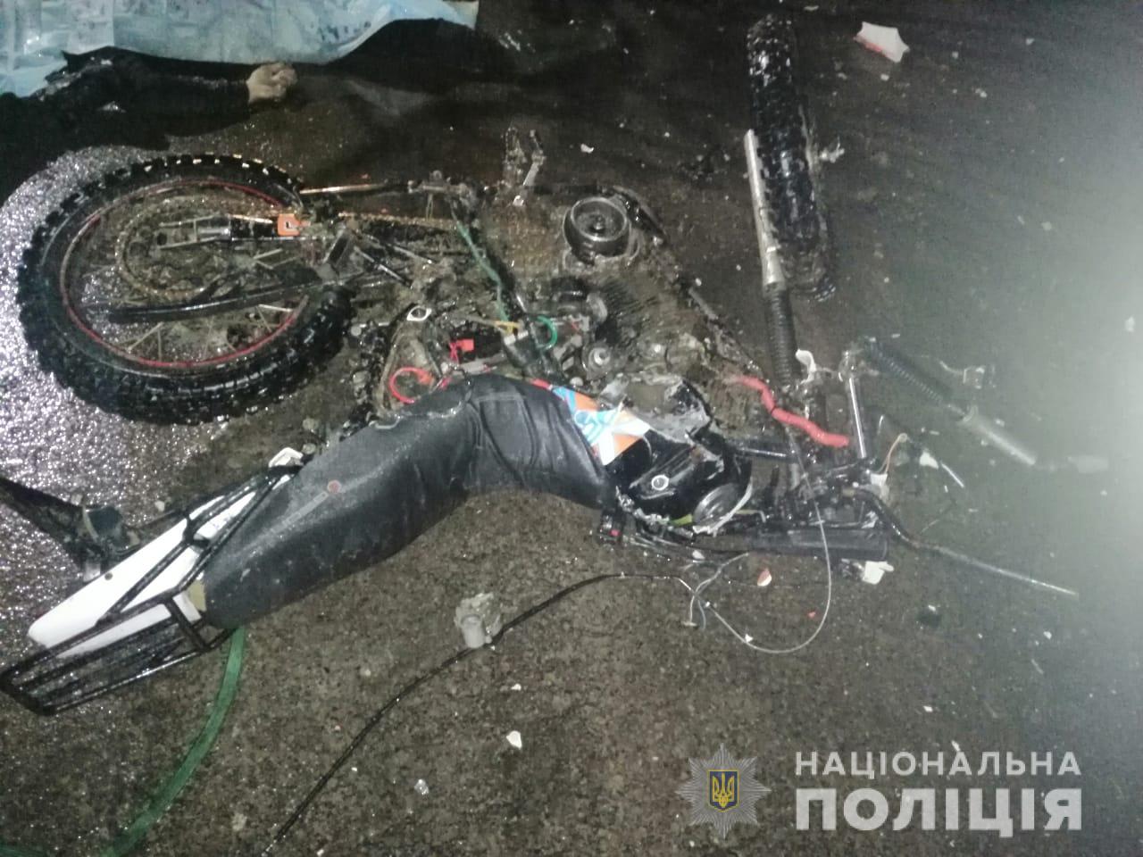 На Тячівщині мотоцикл врізався у припарковану фуру (ФОТО)