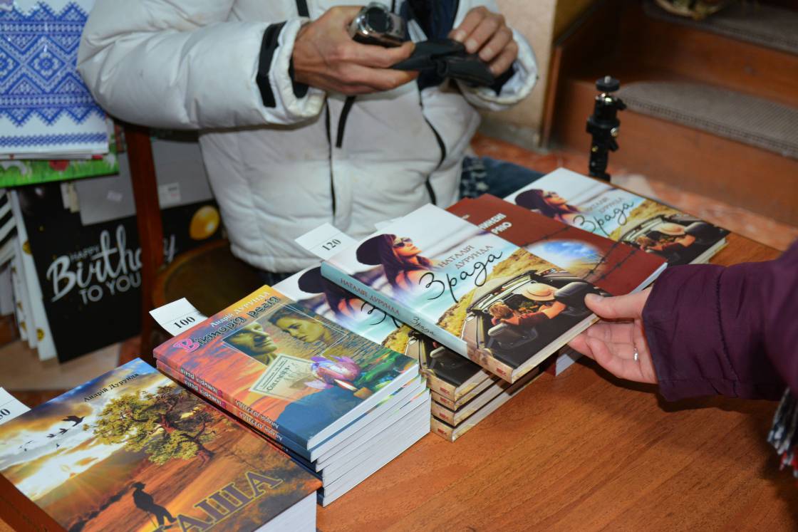 Участю у письменницькій акції в Ужгороді подружжя Дурундів започаткувало благодійну ініціативу (ФОТО)