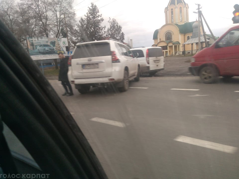ФОТОФАКТ. В Ужгороді зіткнулися дві автівки