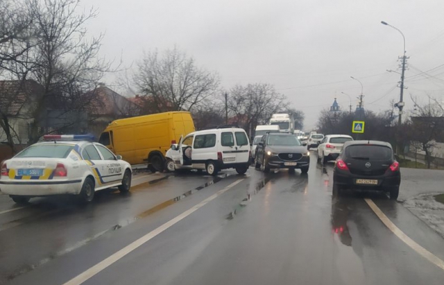 ФОТОФАКТ. На Мукачівщині, у Ракошині, зіткнулися 2 автівки, рух трасою ускладнено