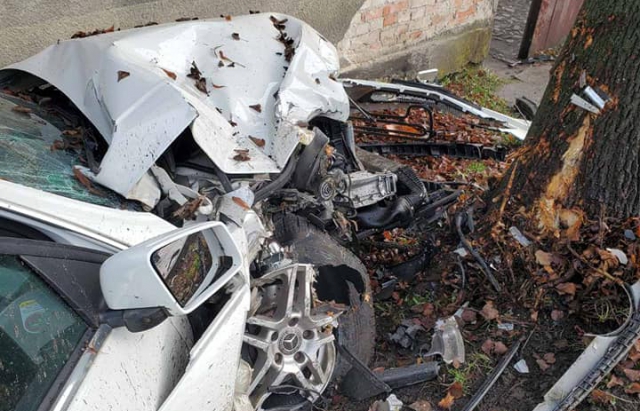 У Хусті, розвертаючись у невстановленому місті, водій КІА спровокував зіткнення з Mercedes-ом (ФОТО)