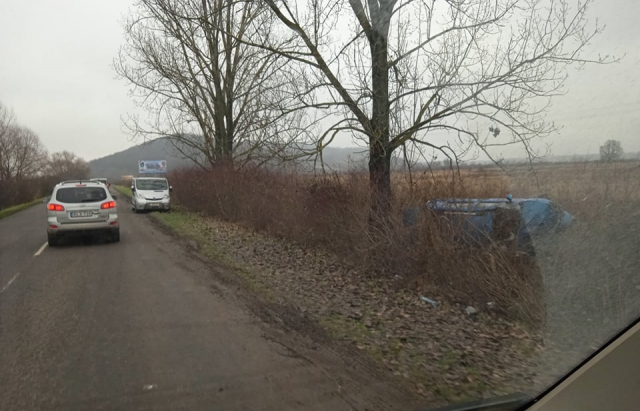 Унаслідок зіткнення двох автівок на Берегівщині одна з них перекинулася в кювет (ФОТО)