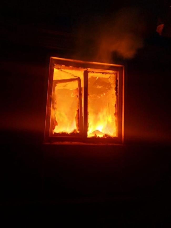 Уночі в Мукачеві гасили пожежу у магазині тютюнових виробів, де загорілися вікна