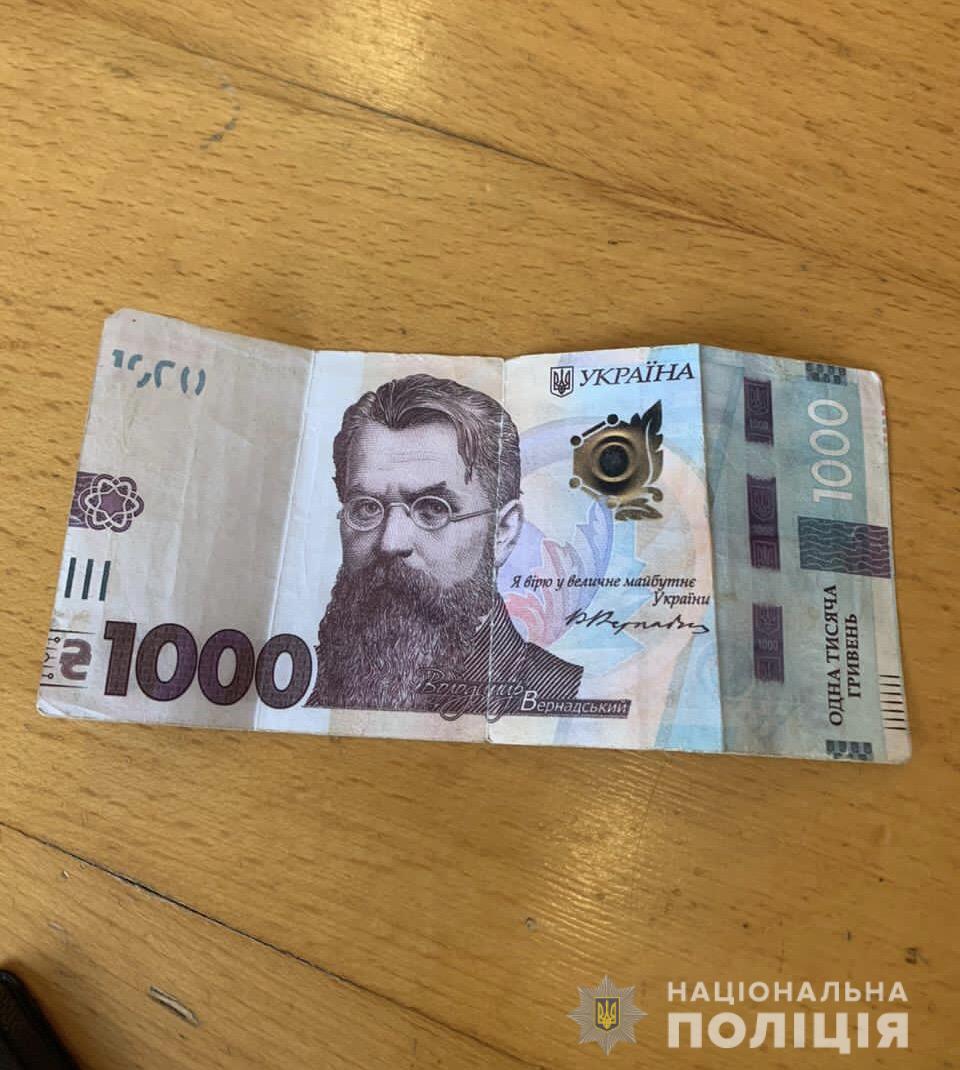 У Мукачеві чоловік розміняв у пенсіонерки фальшиву купюру у 1 тис грн на дрібні справжні банкноти