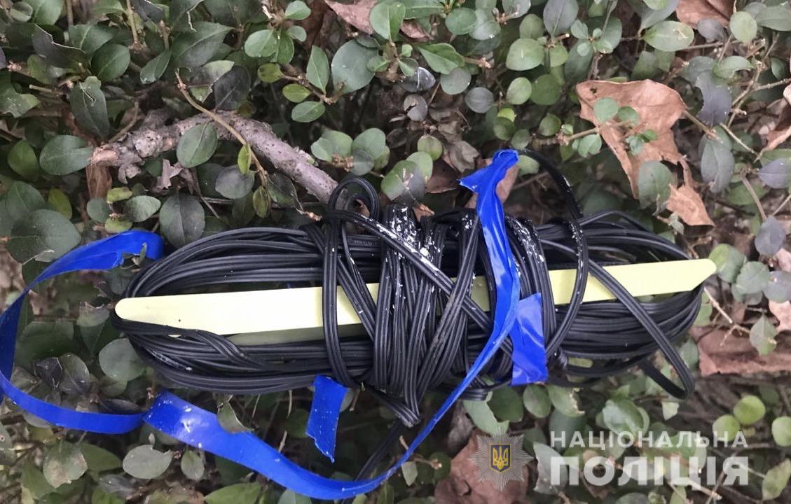У Мукачеві чоловік сприйняв моток дроту поблизу АЗС за вибухівку (ФОТО)