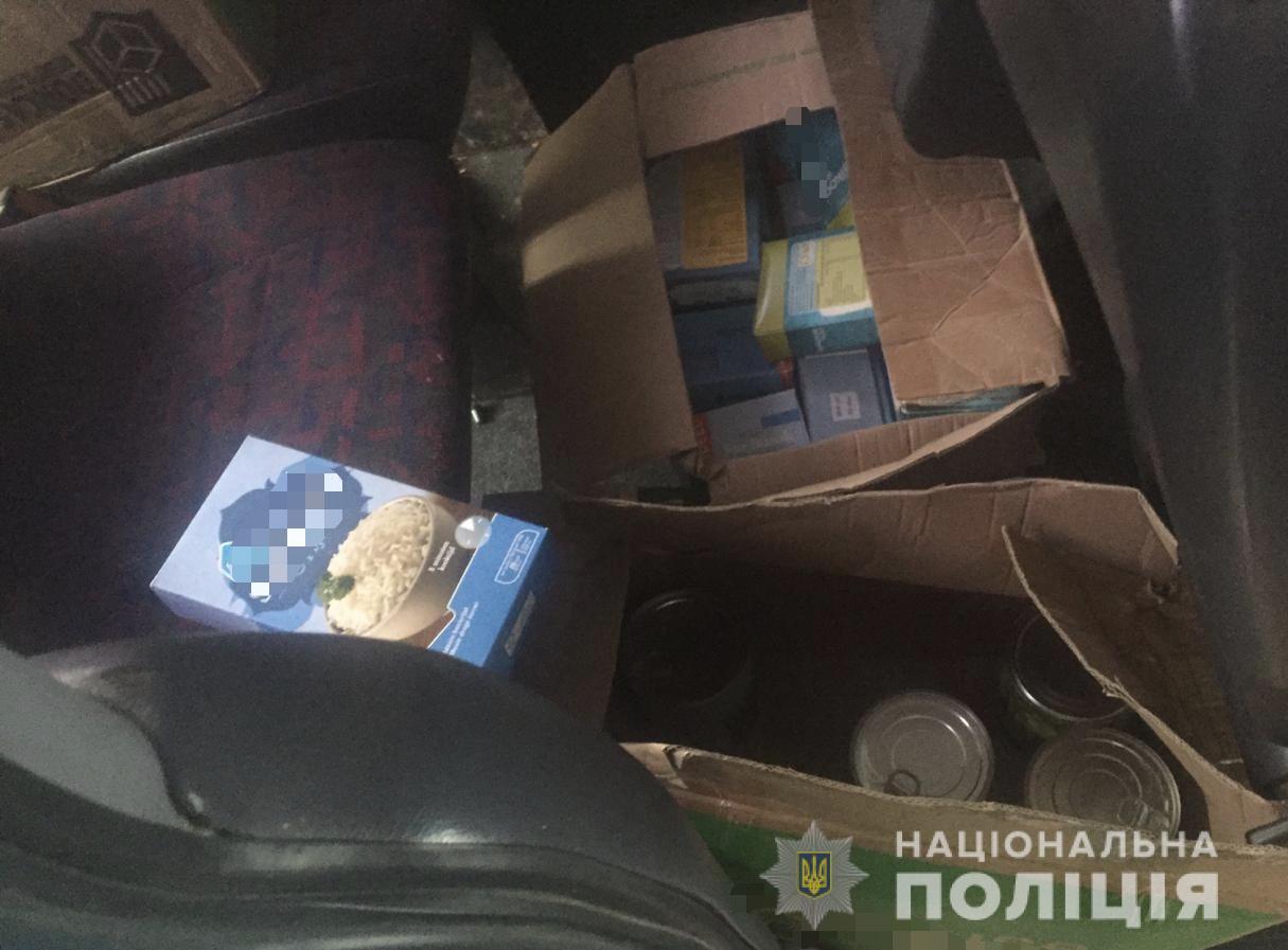 На Мукачівщині з автомобіля підприємиці чоловік викрав товар на близько 15 тис грн 