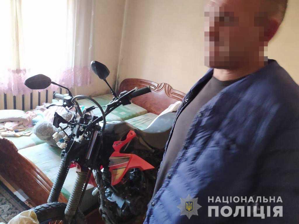Тячівець вкрав мотоцикл зі спецмайданчика відділу поліції і ховав у спальні (ФОТО)
