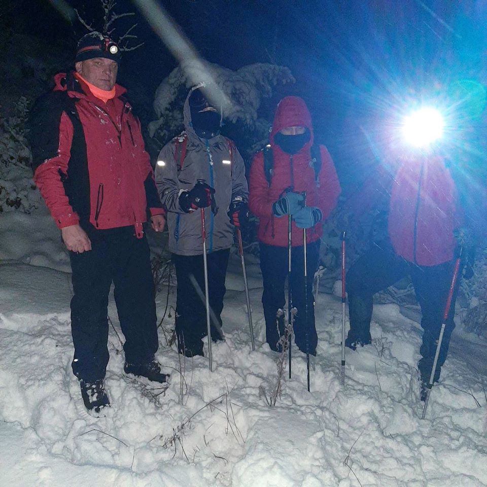 На Рахівщині поночі впродовж 4-ох годин шукали туристів, що заблукали в горах (ФОТО)