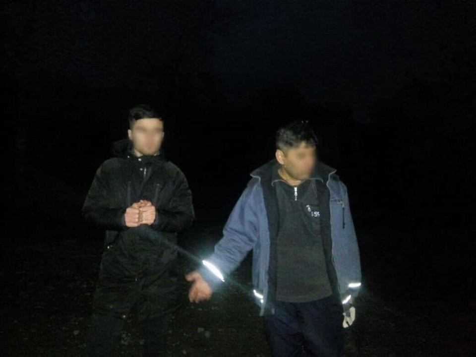 На Закарпатті затримали 4-х нелегалів із Таджикистану та двох чоловіків, що збиралися їх переправити через кордон (ФОТО)