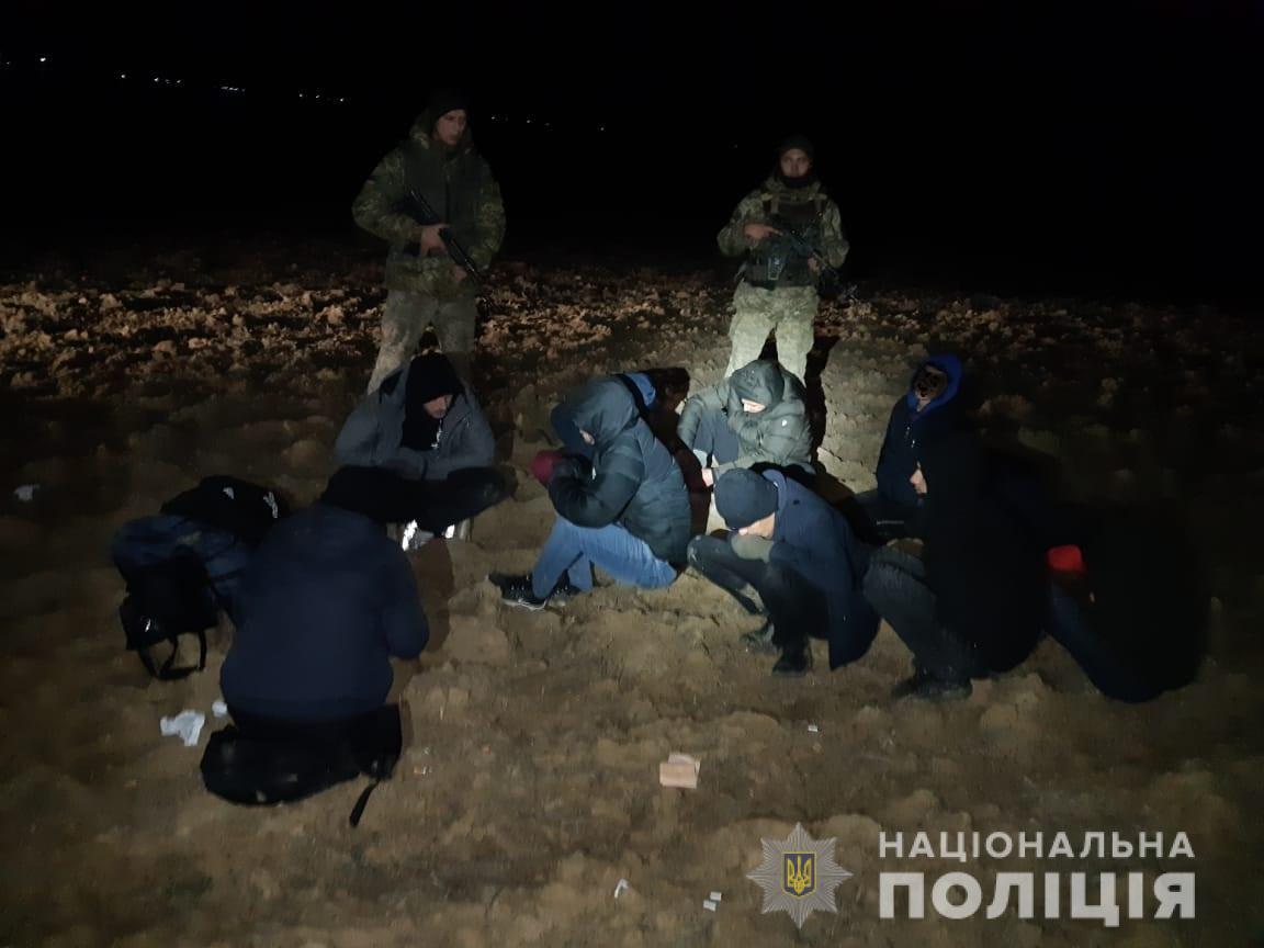 Двох мешканців Тячівщини, що мали провести через кордон 10 нелегалів із Сирії, взяли під варту (ФОТО)