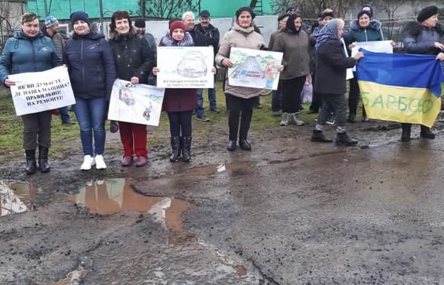 У Барбові на Мукачівщині селяни протестували проти бездоріжжя (ФОТО, ВІДЕО)