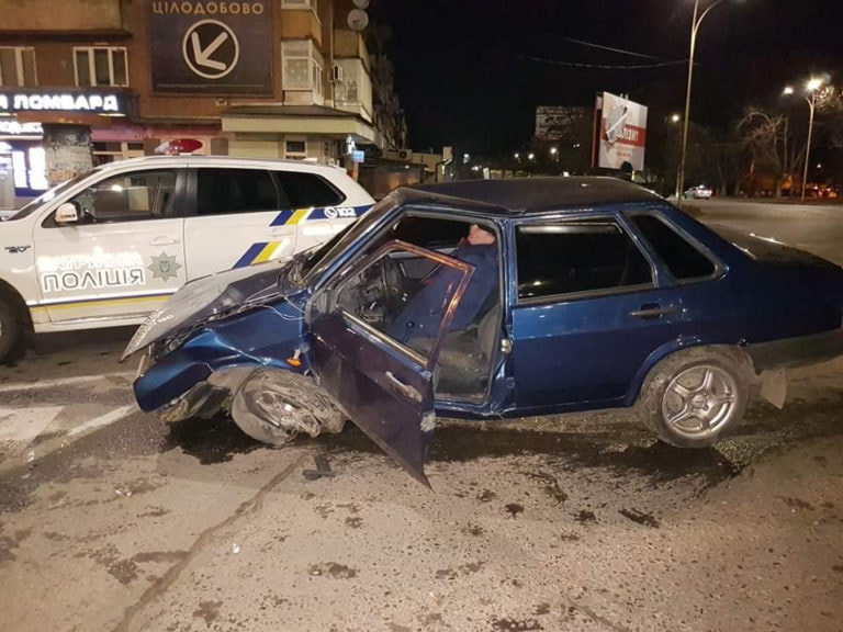 В Ужгороді "п'яний" ВАЗ врізався в бетонний бордюр транспортного кола (ФОТО)