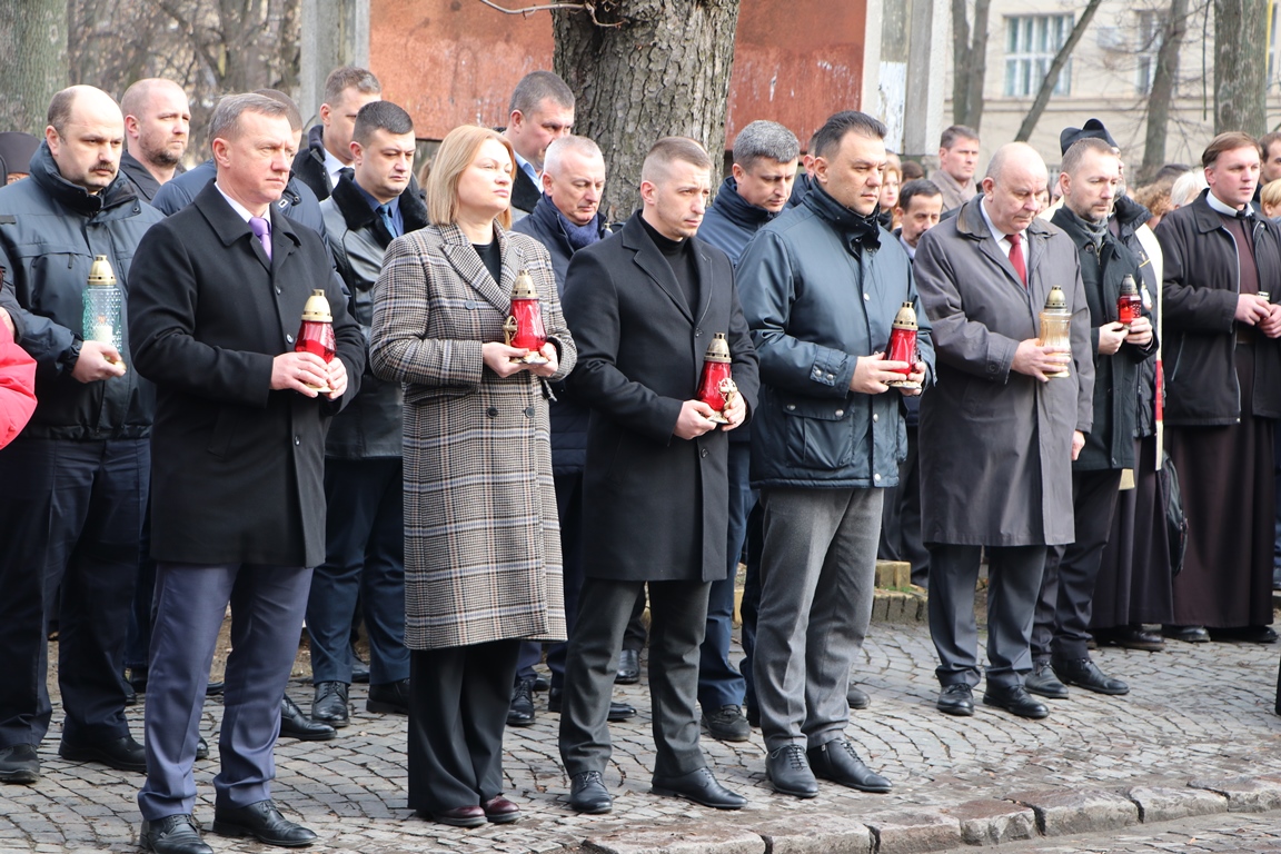 В Ужгороді чиновництво "офіційно" вшанувало пам'ять Героїв Небесної Сотні (ФОТО)