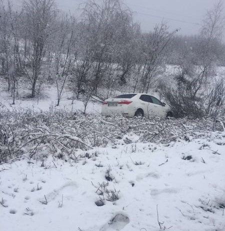 ФОТОФАКТ. Поблизу Середнього на Ужгородщині авто злетіло з дороги в кювет 