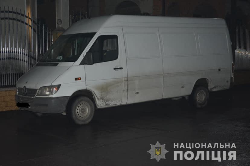 На Тячівщині мікроавтобус збив пішохода, потерпілого госпіталізовано