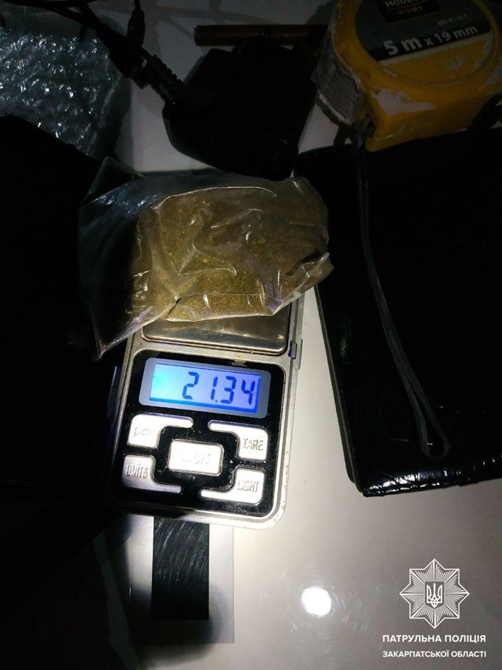 Упродовж ночі у Мукачеві виявили двох осіб із наркотиками (ФОТО)