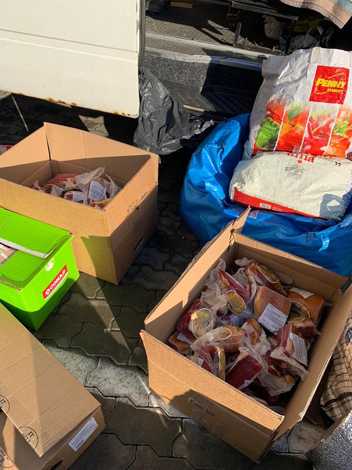 На митниці на Закарпатті у мікроавтобусі, що їхав з Італії, знайшли близько пів тонни м'ясних виробів і сиру (ФОТО)