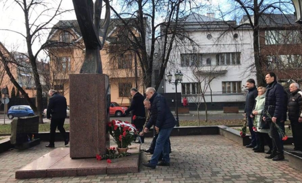 В Ужгороді на річницю Майдану антимайданівці вшанували загиблих бійців "Беркута" (ФОТО, ВІДЕО)