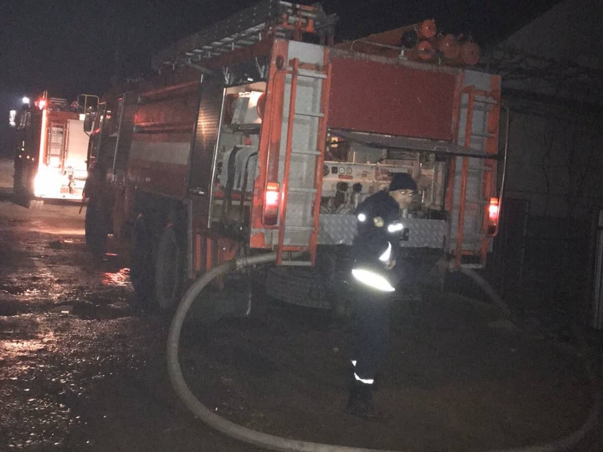На Хустщині пожежа в надвірній споруді загрожувала знищенням двох сусідських будинків (ФОТО)