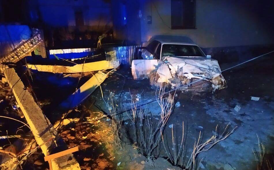 На Тячівщині п'яний водій Audi, не впоравшись із керуванням, врізався в електроопору (ФОТО)