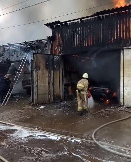 ВІДЕОФАКТ. У Міжгір'ї приборкують масштабну пожежу: горять гаражі з автівками