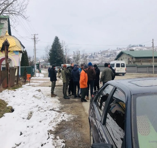 Через катастрофічний стан доріг на Рахівщині люди заблокували дорогу у центрі Лазещини (ФОТО)