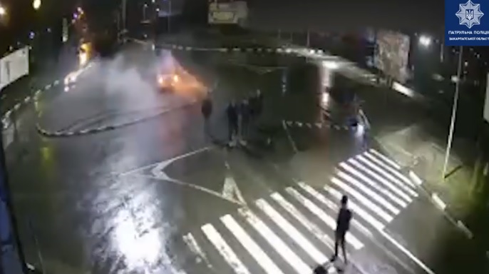 В Ужгороді п'яний водій VW, врізавшись у клумбу кругового руху, покинув авто на місці ДТП й утік (ВІДЕО) 