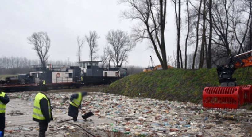 Угорці виловлюють з Тиси тонни сміття, що пливе з Закарпаття (ФОТО, ВІДЕО)