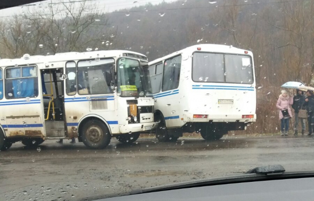 ФОТОФАКТ. У Кольчині на Мукачівщині зіткнулися два рейсові автобуси
