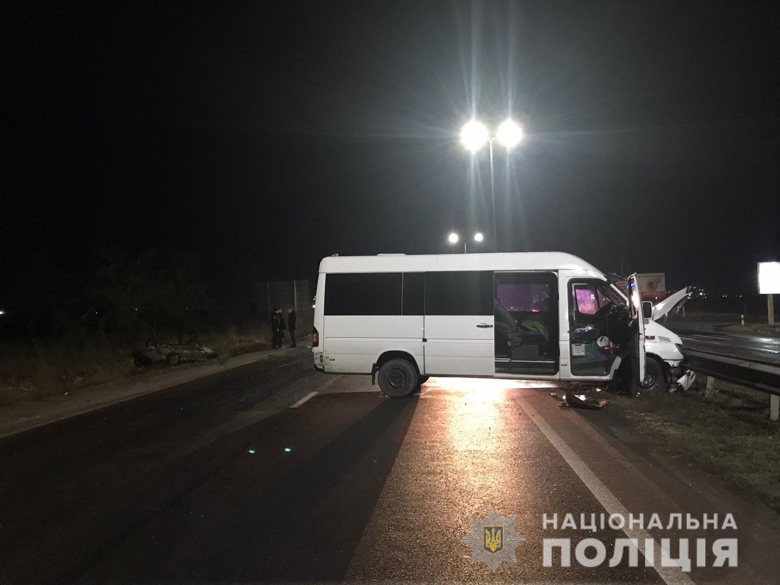 Унаслідок зіткнення мікроавтобусу з Geely на Ужгородщині до лікарні госпіталізували 55-річну пасажирку (ФОТО)
