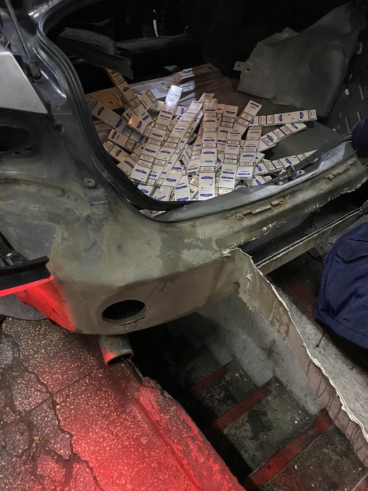 На митному посту "Тиса" вилучили "Mazda 6" через приховані сигарети (ФОТО, ВІДЕО)