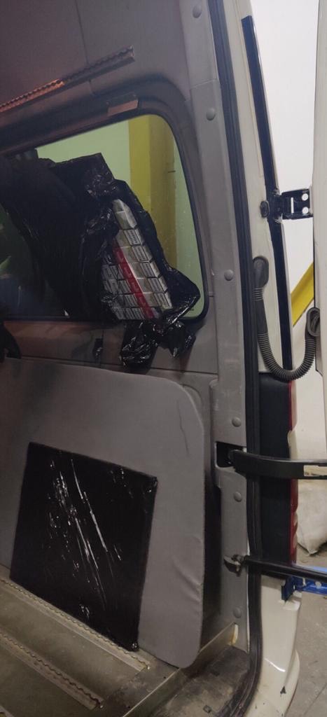 На Закарпатті водій мікроавтобуса спробував перетнути кордон, запхавши у перегородки вікон 320 пачок сигарет (ФОТО)