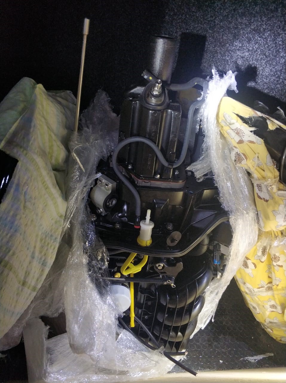 У тайнику в мікроавтобусі на кордоні на Закарпатті знайшли деталі двигуна до моторного човна та розібраний Kawasaki (ФОТО)