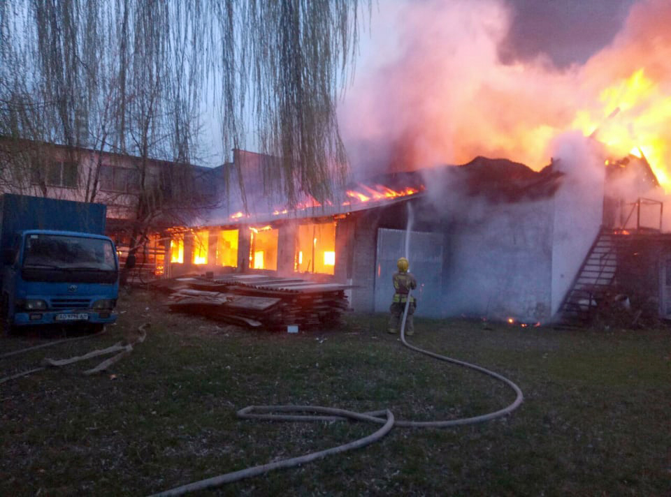 На Виноградівщині гасили пожежу на території цеху з виготовлення меблів (ФОТО)