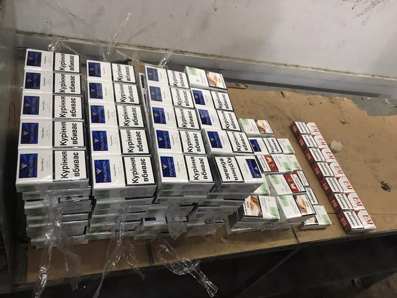 У ПП  "Тиса" у стінках мікроавтобуса закарпатця знайшли 250 пачок контрабандних сигарет (ФОТО)