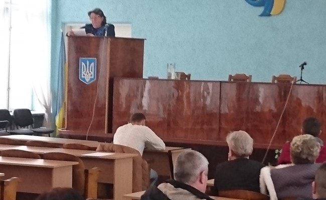 У Воловці мешканці зібрали підписи за звільнення голови РДА Рогової після її скандального звіту (ФОТО)