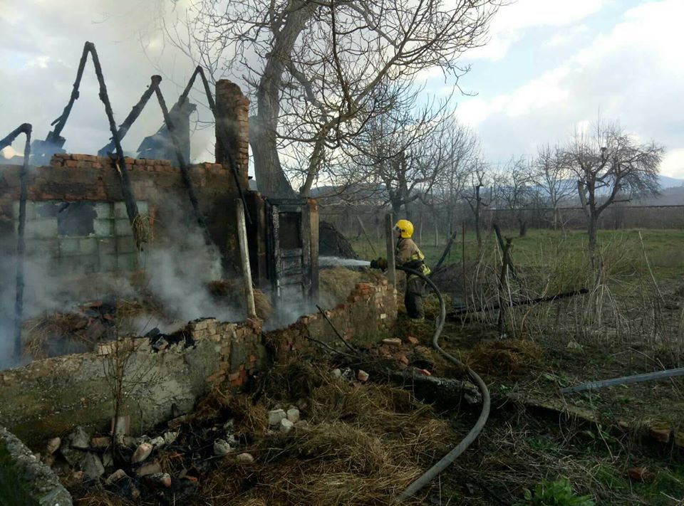 У Веряці на Виноградівщині 2 години гасили пожежу у надвірній споруді (ФОТО)