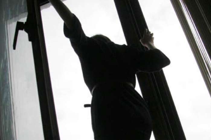 В Ужгороді намагаються врятувати молоду жінку, що вистрибнула з вікна четвертого поверху