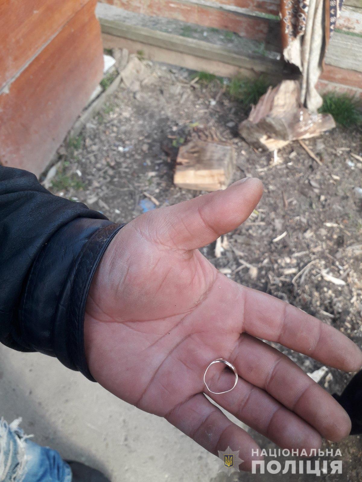 На Берегівщині чоловік зірвав із шиї односельця шнурок із золотою каблучкою (ФОТО)