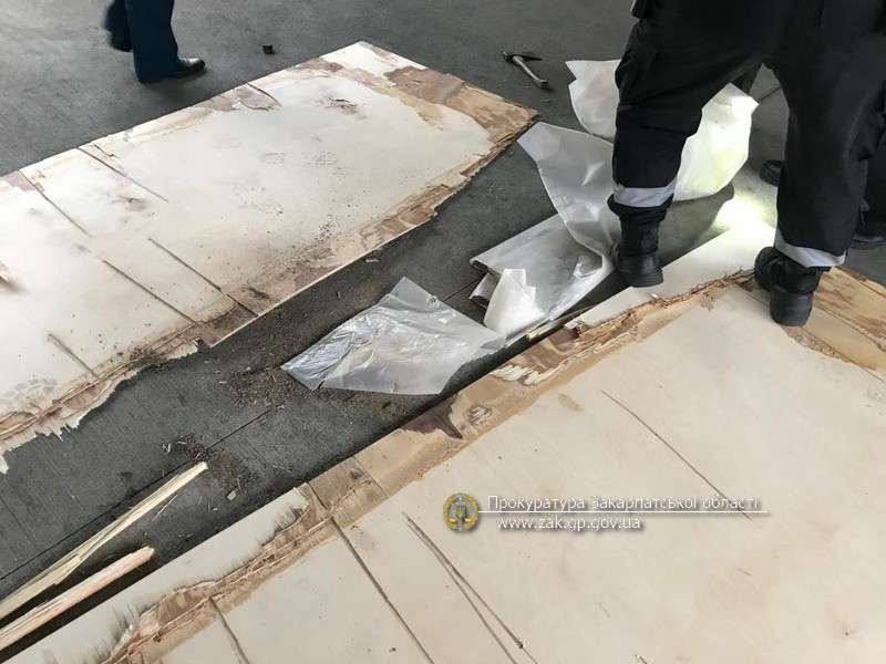 Погоджено підозру "бізнесмену", що намагався переправити через кордон на Закарпатті 374 кг героїну, захованого у фанері (ФОТО)