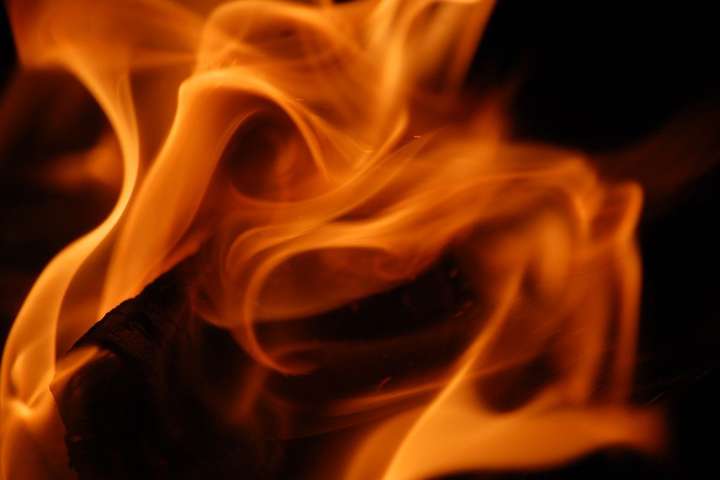 Під час пожежі у будинку в Хусті чоловік отруївся продуктами горіння