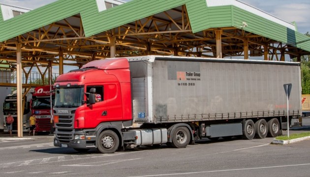 Вантажні перевізники, які прямують через Угорщину в Україну, мають рухатися виключно через пункт пропуску "Тиса"