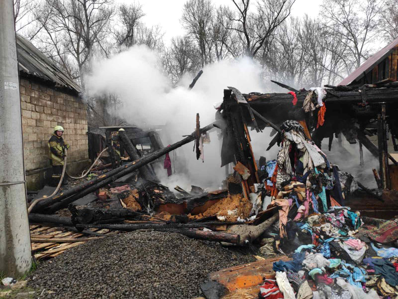 В Ужгороді врятували від знищення пожежею два житлові будинки (ФОТО)