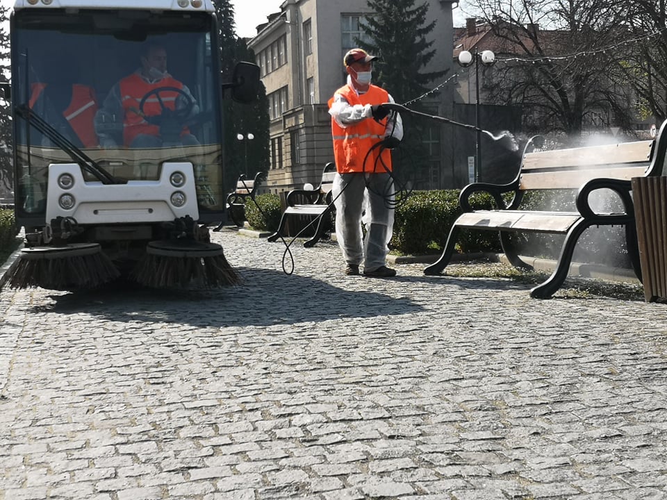 В Ужгороді продовжуть дезінфекцію місць загального користування (ФОТО)